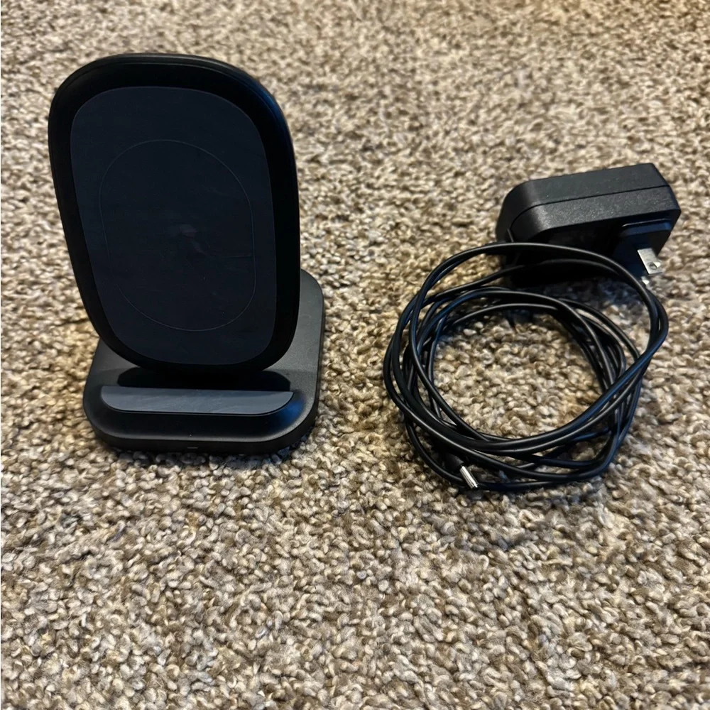 Apple Black Wireless Charging Phone Mount + MagSafe Charger